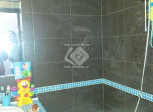 Ремонт ванной черной плиткой с мозаикой - фото 1
